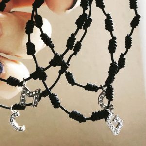 Gargantilla Nudos con Inicial Brillante